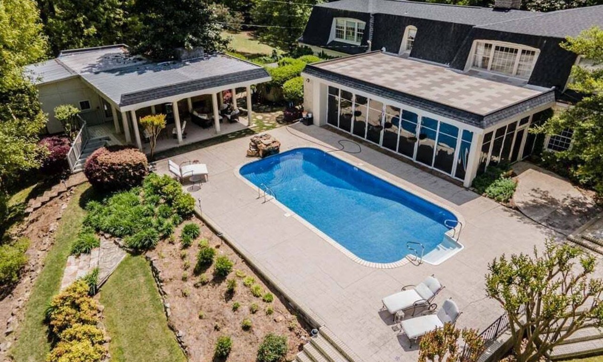 Guntersville House | Spacious 5BR estate with Jacuzzi, pool, patio, and full kitchen.