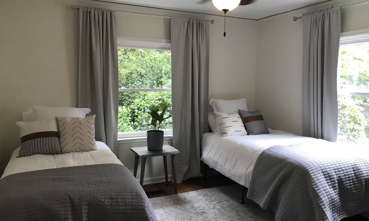 East Point House | Spacious & Charming 3 bed 2 bath Near MARTA & Airport
