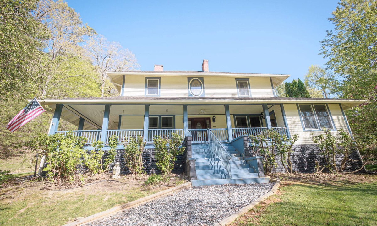 Mars Hill House | Spacious Historic Estate Home Ideal for Families & Groups
