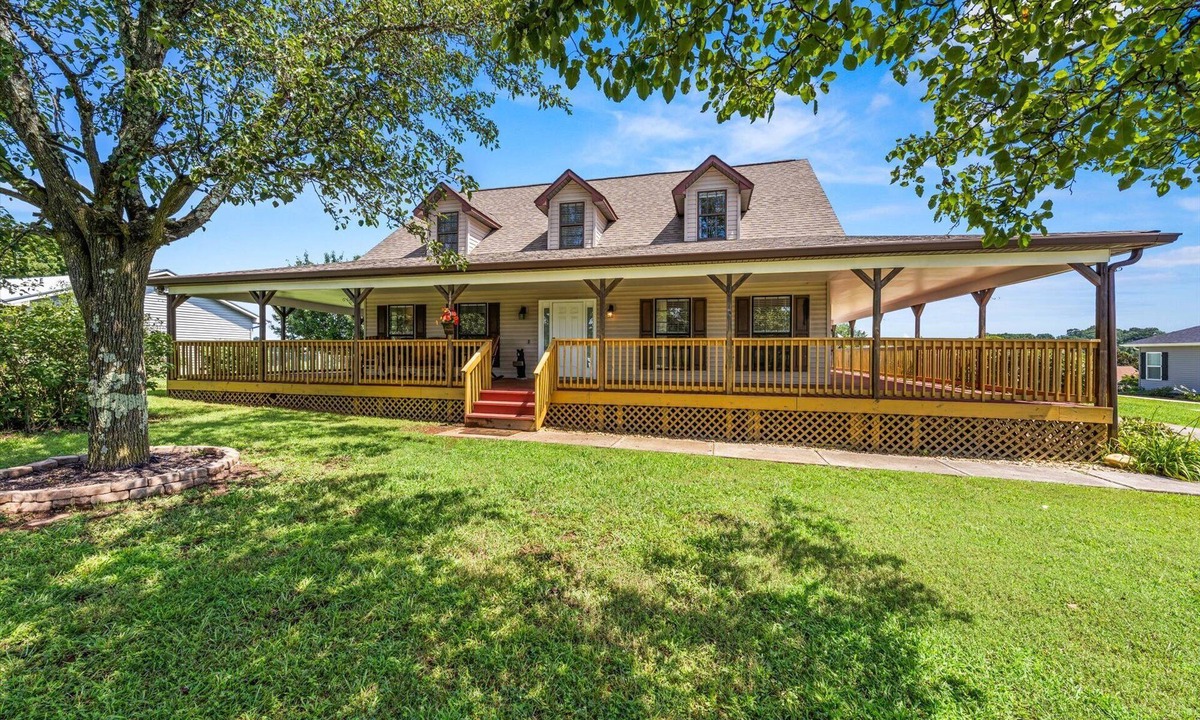 Sevierville House | Spacious Pet Friendly Home -Mountain Views -BBQ grill -Fire Pit -Wrap Porch