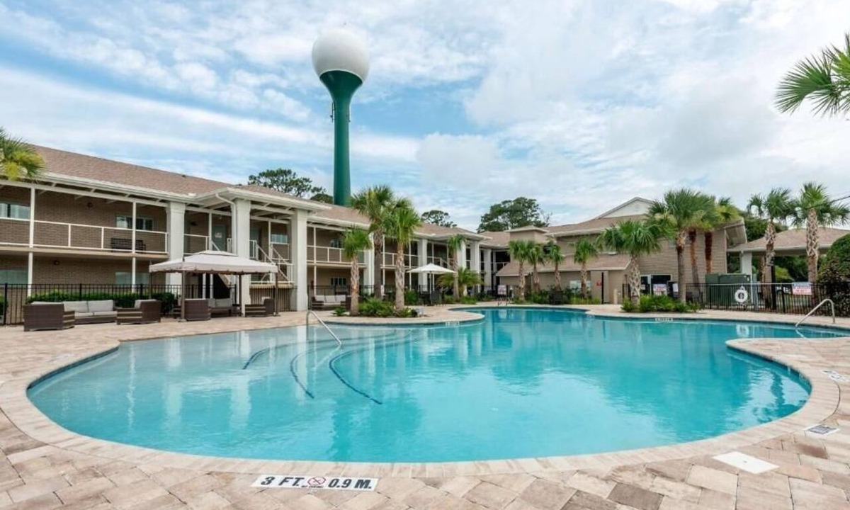 Jekyll Island Hotel | Spacious Retreat | Free Parking | Onsite Pool | Free Breakfast | Pets Welcome