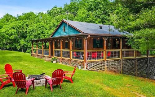Sevierville Ski Chalet | Spirit Bear Private Smoky Mountain Cabin on 4 Acres with Hot Tub