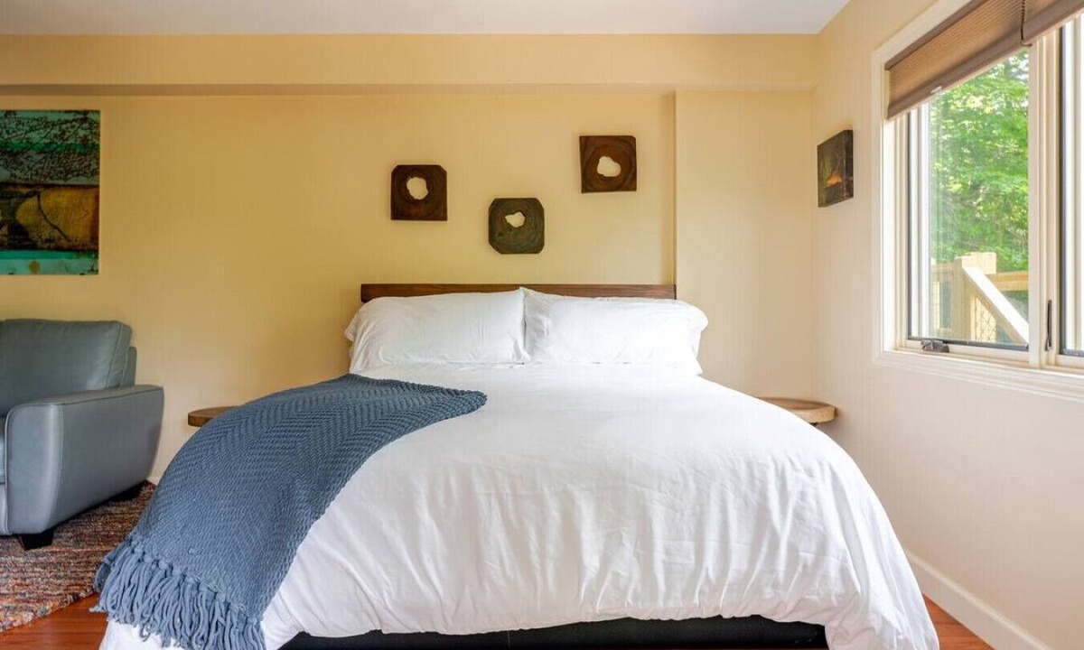 Marshall Cabin | Spring in Mtns The Aerie Treehouse Near Asheville - Pet Friendly