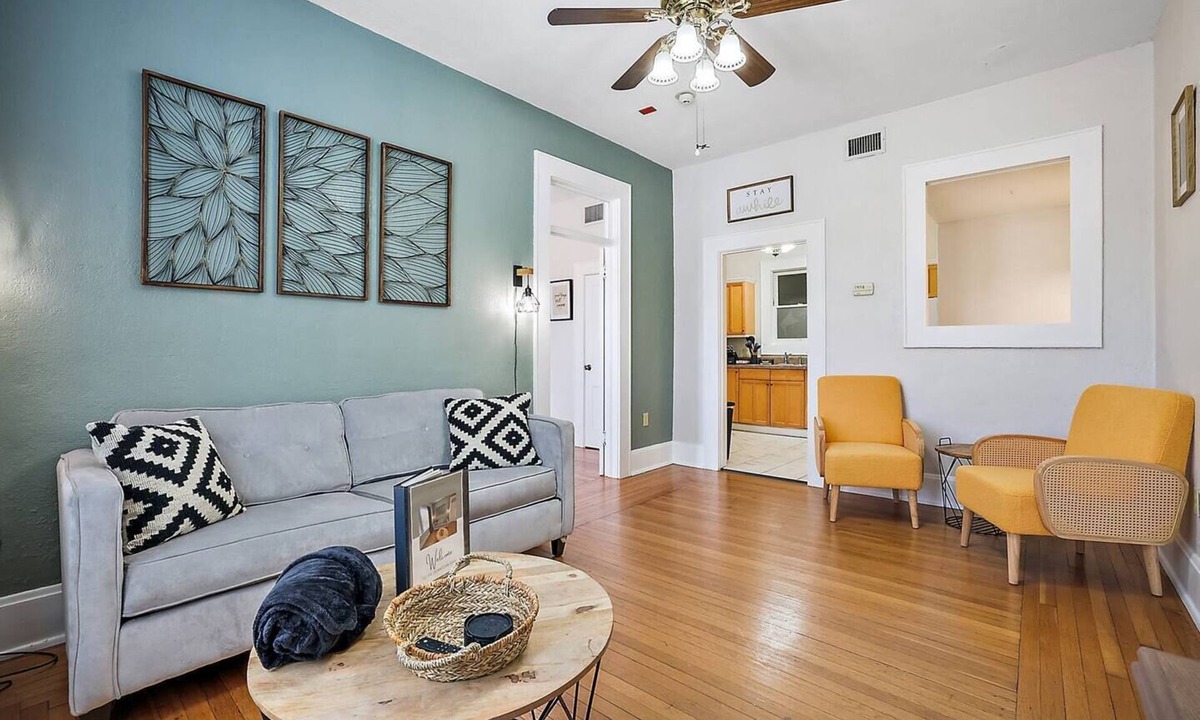 Eustis Apartment | Steps from Downtown~King Bed~UPSTAIRS~Cozy Stay