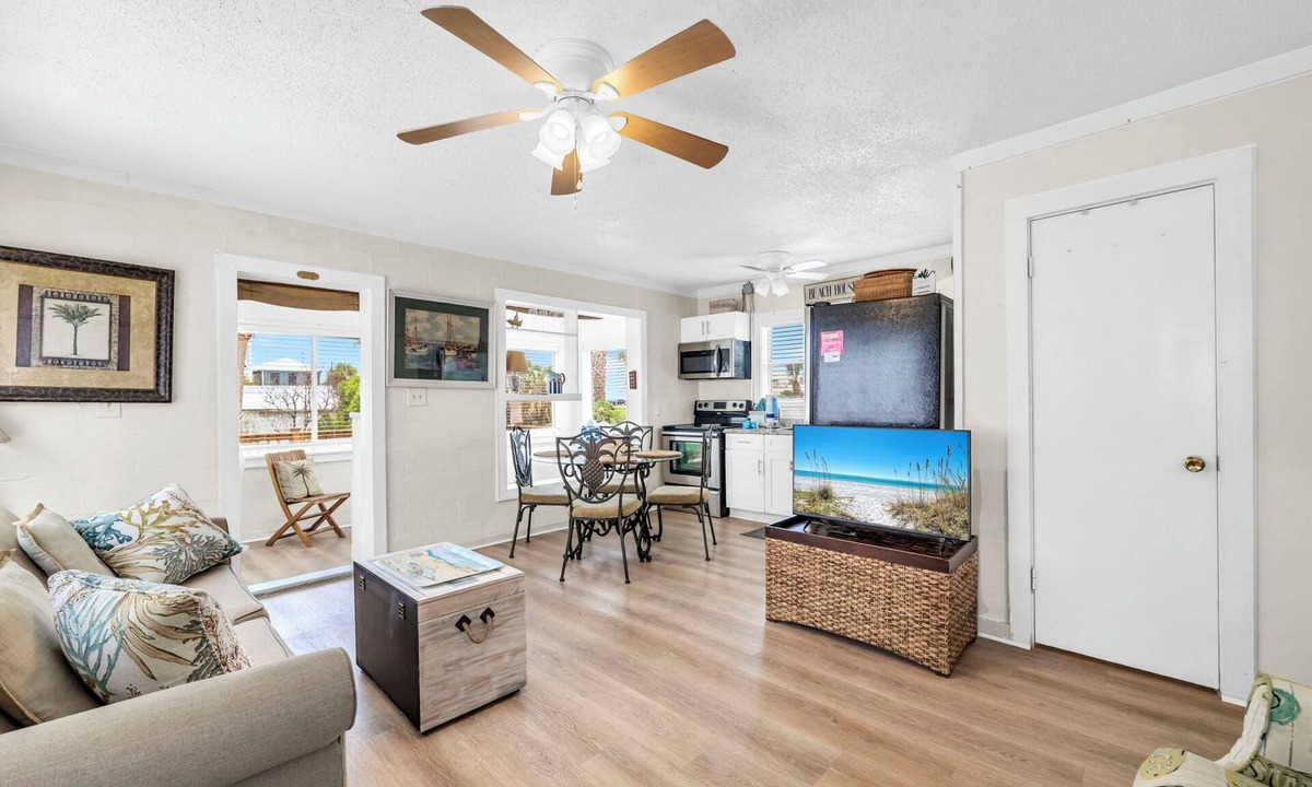 Laguna Beach Condo | ☀️Steps to Beach | Shared Outdoor Deck for Dining | Linda's Cozy Cottage C🌊