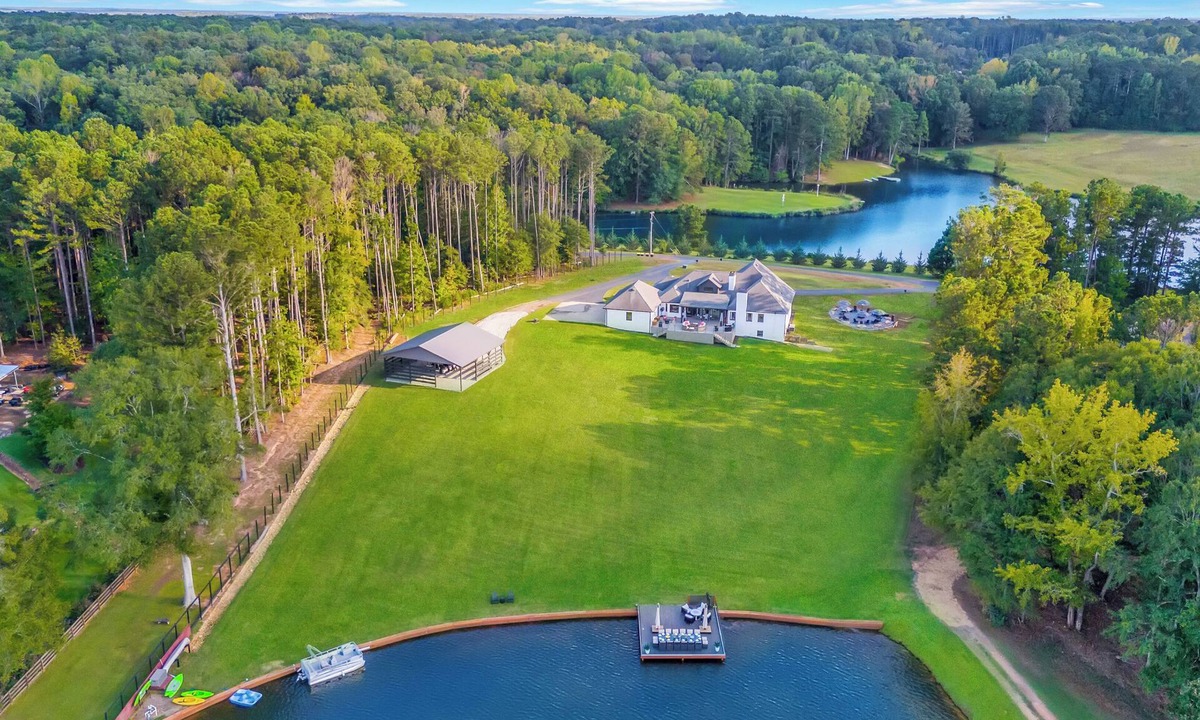 Fayetteville House | Stunning 4-bedroom lake house in beautiful Fayetteville on 6 acres