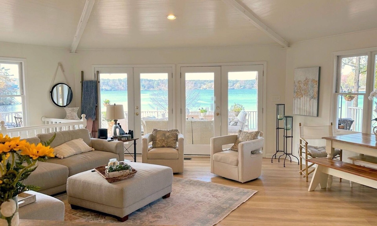 Monticello House | Stunning Lake House on Jackson Lake, huge deck, fantastic views, great sunsets