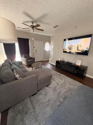 Riverdale House | Stylish and Comfy Getaway Near Airport with a Car