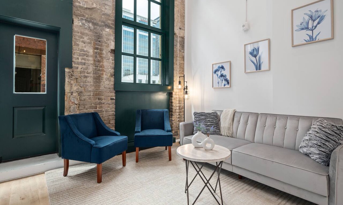 Central City Apartment | Stylish DT Apartment Loft l Rooftop+Parking+Gym! Sleeps 4