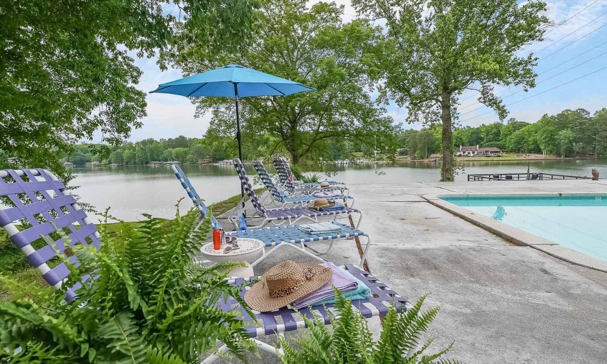 Jonesboro House | Summer Vacy/20-30 minutes to downtown Atlanta/Sleeps 12/Private Pool