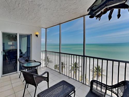 Mid Island Apartment | Sun Caper 805