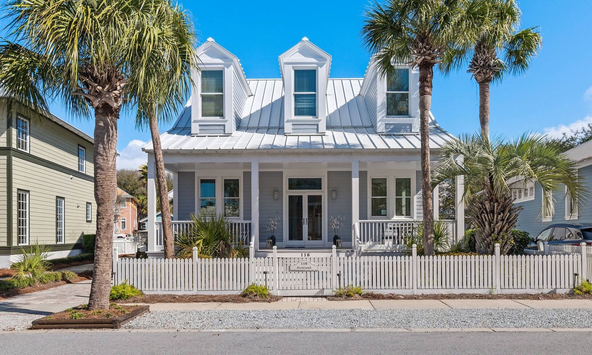 Sunnyside House | "Sunkissed" Home with Private Pool in Carillon Beach. 3 min walk to the beach!