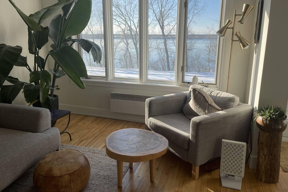 LaSalle Condo | Sunny, spacious riverside condo