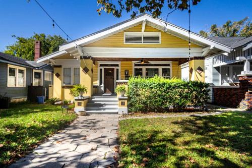 Springfield House | Sunny Springfield Yellow House Family rental