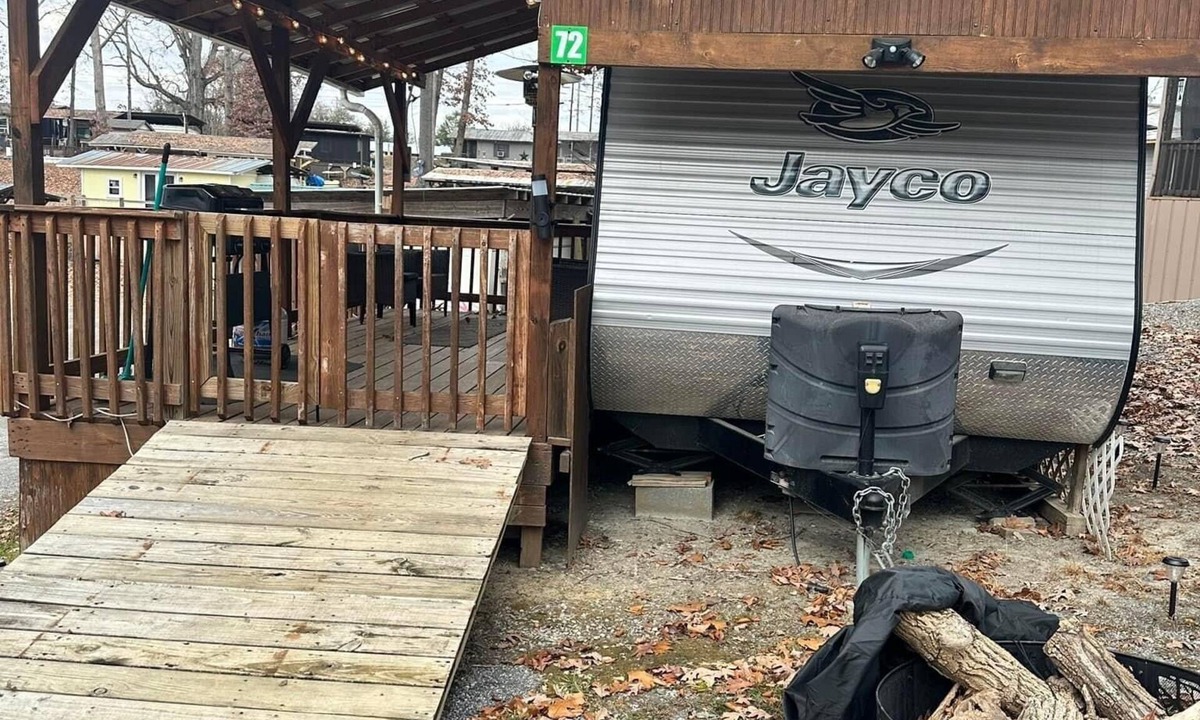 Dandridge RV Rental | Sunset Seeker is a cozy camper with Hot Tub and Gorgeous Lake Views!