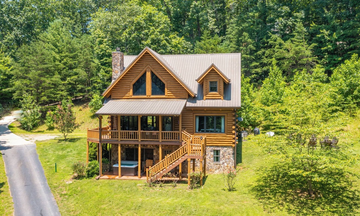 Blairsville Cabin | SUPER COZY. 5 BDR LOG CABIN. BIG Families. Game room. Hot tub