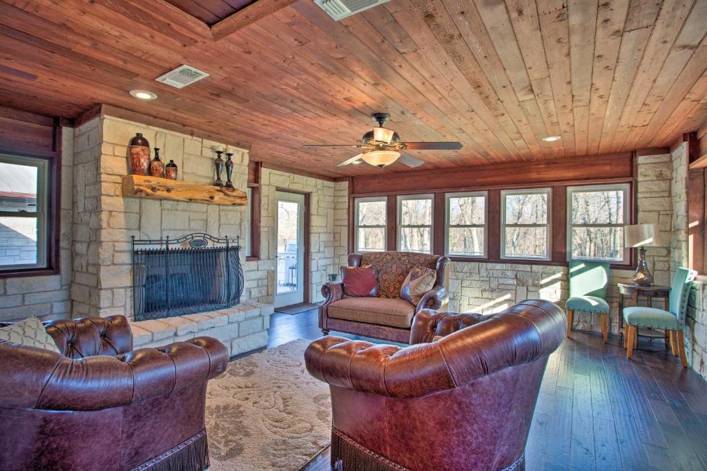Albany House | Texas Abode with Pool about 25 Miles to Lake Texoma!
