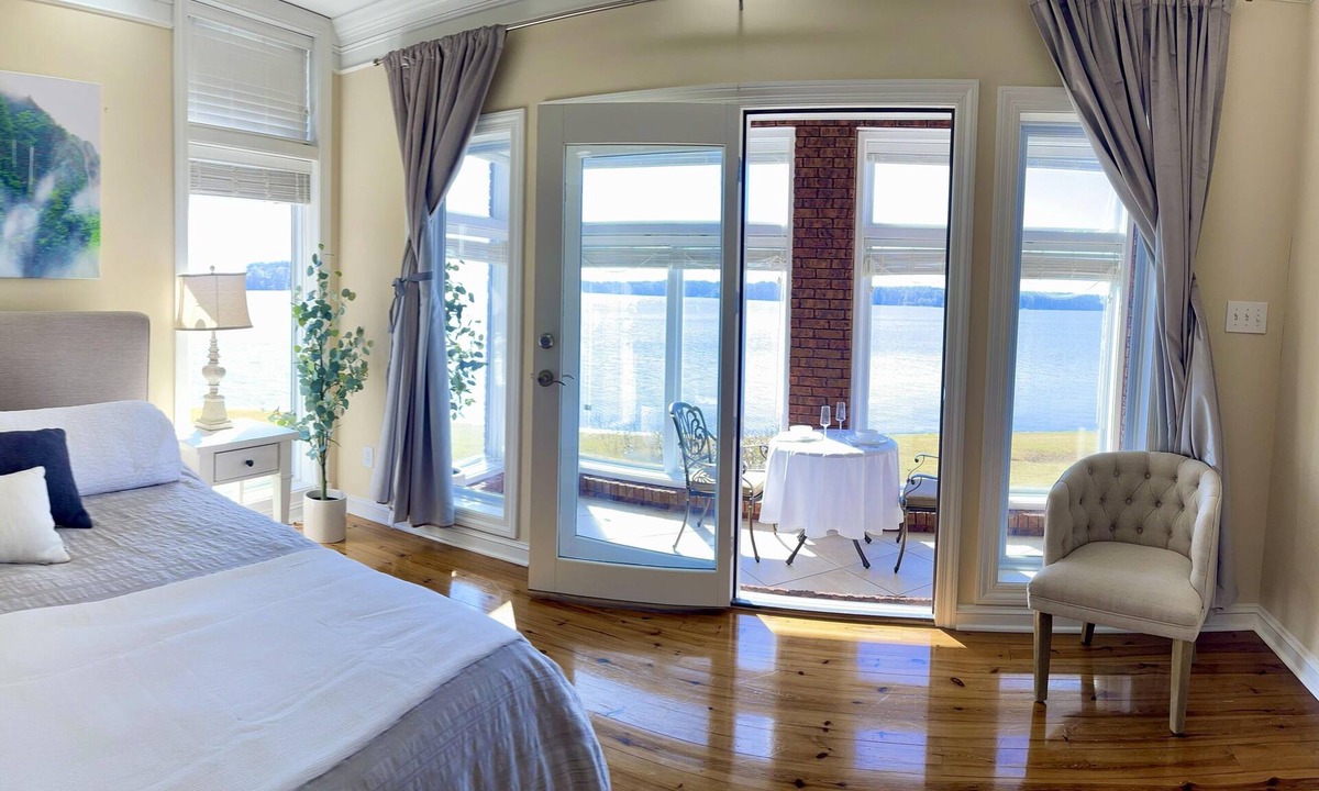 Hillsboro Bed & Breakfast | The Baldwin Manor Boutique B&B
