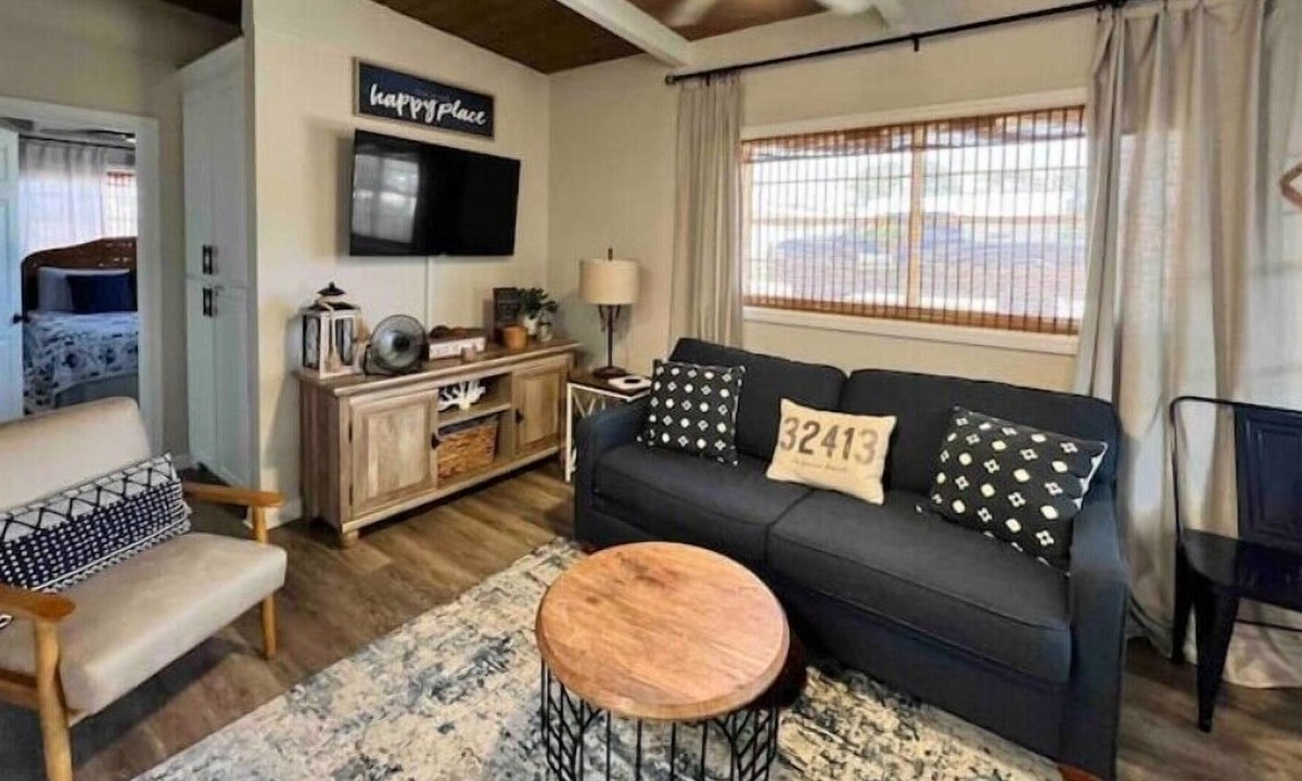 Laguna Beach Cottage | "The Beach Ball"-Walk to beach-Dog Friendly Near 30A -Laguna Beach-Fenced Yard