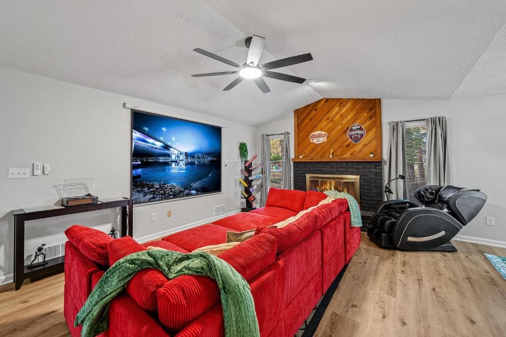 Athens House | The Blue House - Games - UGA - 3 King Beds - Massage Chair
