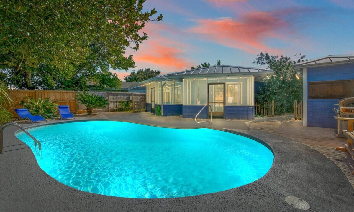 Riviera Beach Cottage | The Blue Lagoon ~ Pet-Friendly with Pool & Close to Beach