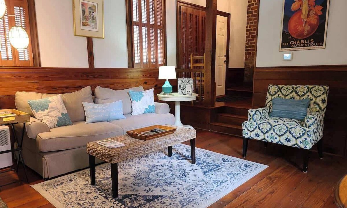 Historic Downtown Savannah Cottage | The Charlton Lane Cottage