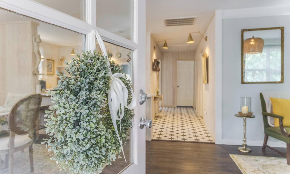 Biloxi Cottage | The Disco Mermaid Cottage, a short walk into downtown Ocean Springs.