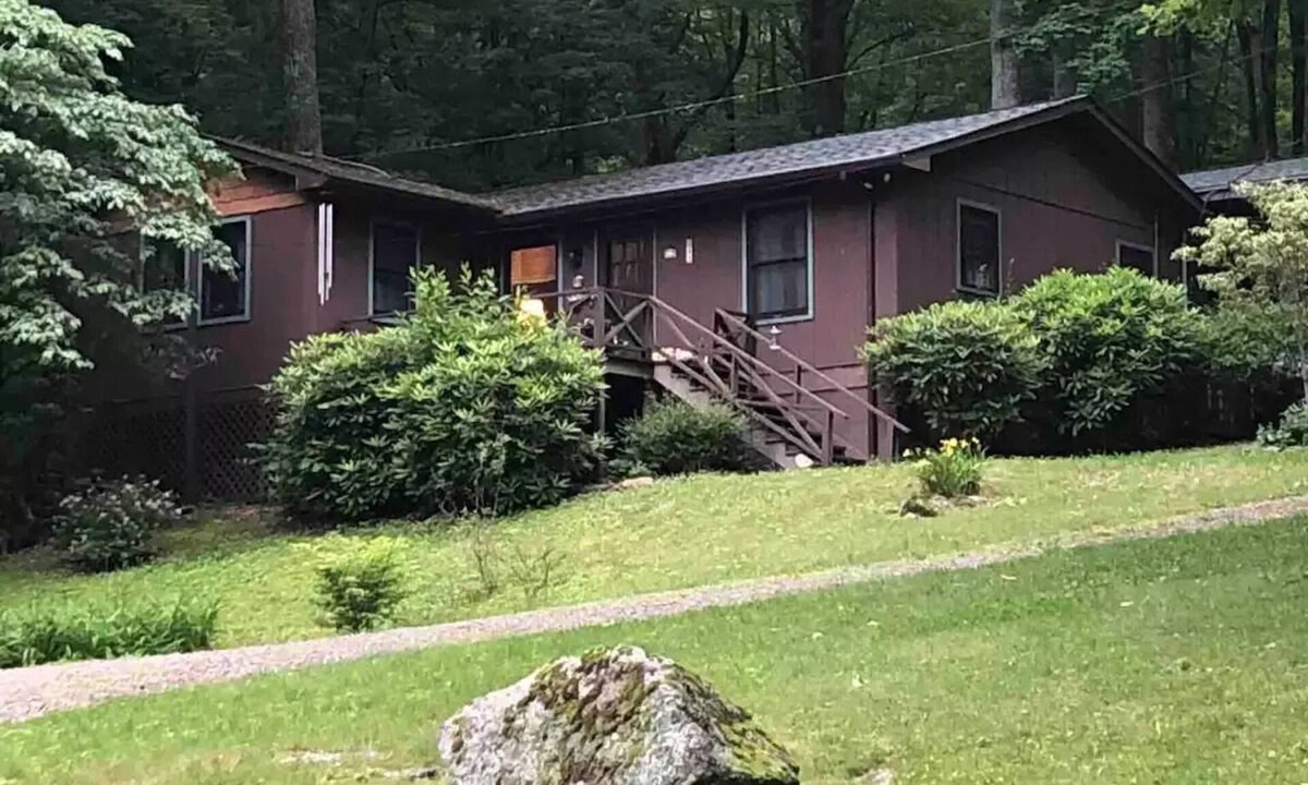 Walker-In-the-Hills Cottage | The Dogwood Cottage in Walker in the Hillsn