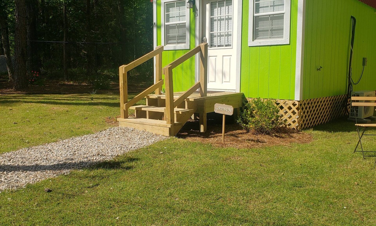 Notasulga Cabin | The Griinch- Cozy Tiny House 9 Miles to AUBURN AL & Jordan Hare Stadium