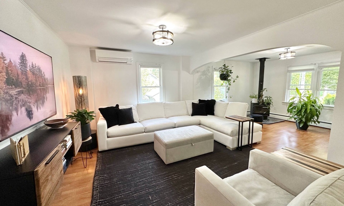 Middlebury House | The Middlebury Cottage · 4 BR Modern Village Home · Hot Tub · Walk to Campus