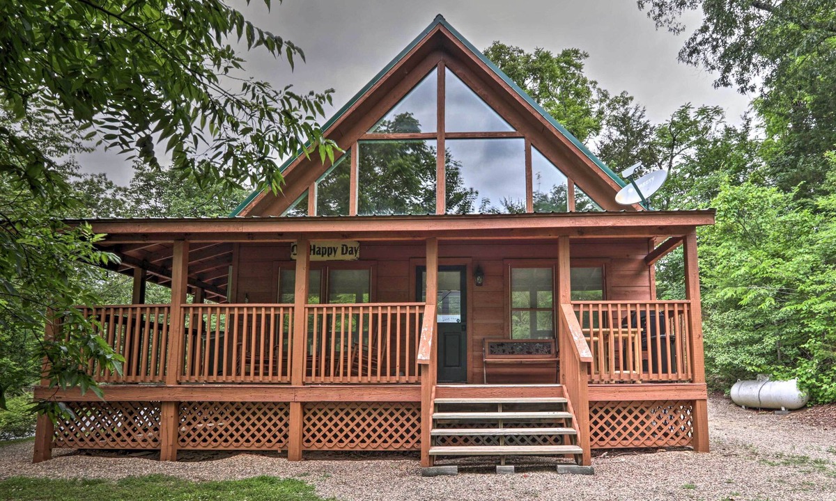 Sevierville Cabin | 'The Moonshine' Cabin: Hot Tub, 3 Mi to Dollywood