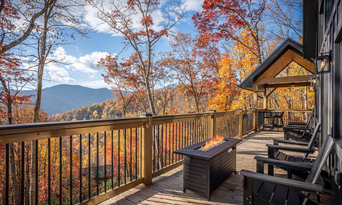 Maggie Valley Cabin | The Overlook/Gorgeous Views/Hot Tub/Game Room/Bar