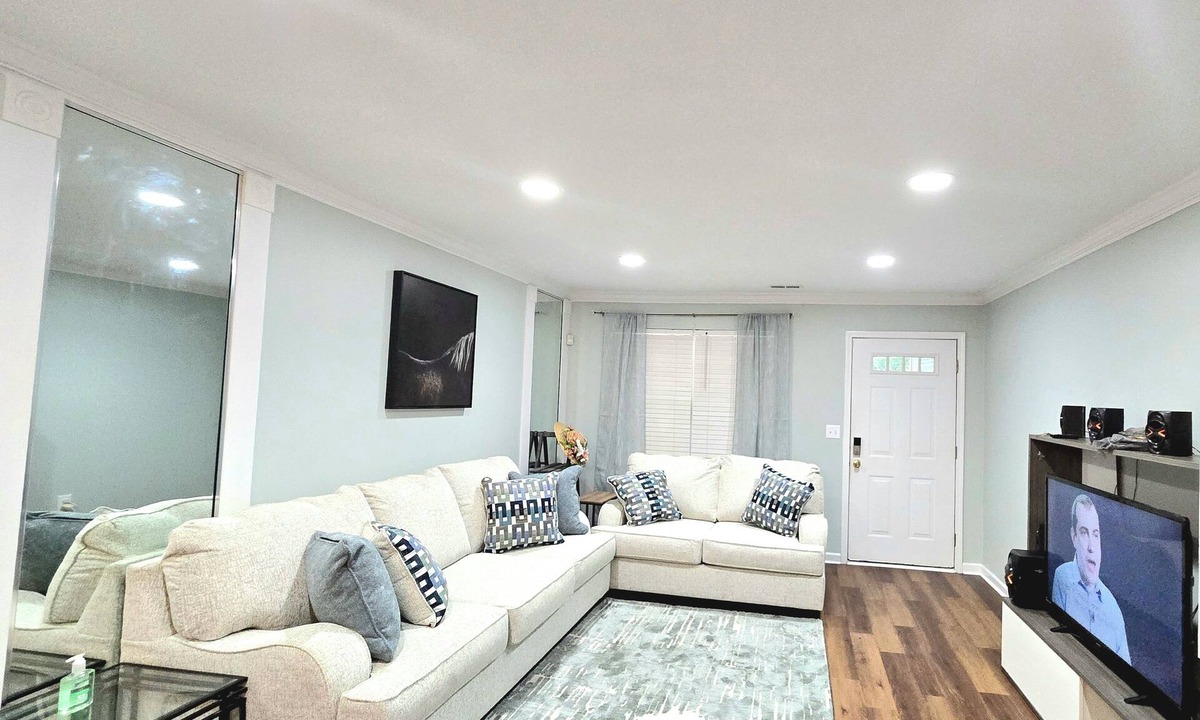 Davis Lake - Eastfield House | The peaceful Oasis.A Charming peaceful spacious 3 beds home in Charlotte