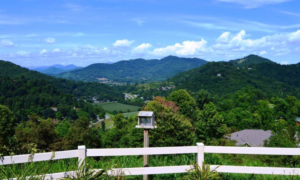 Maggie Valley House | The Perch - 3 BR, 3 BA One Level Home, Panoramic Long-Range Mountain View
