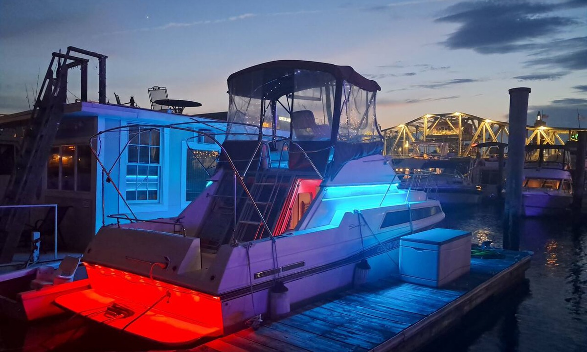 Fox Point Boat Rental | The Pink Lady Yacht - Beautiful Providence Marina