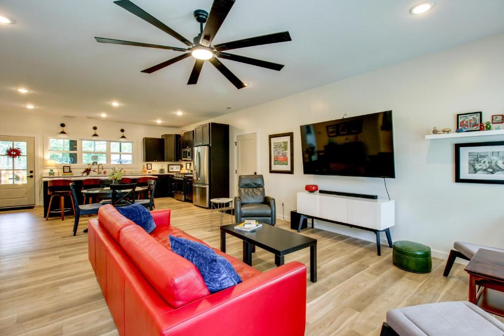 Scottsboro House | 'The Romano Retreat' Modern Lake Guntersville Home