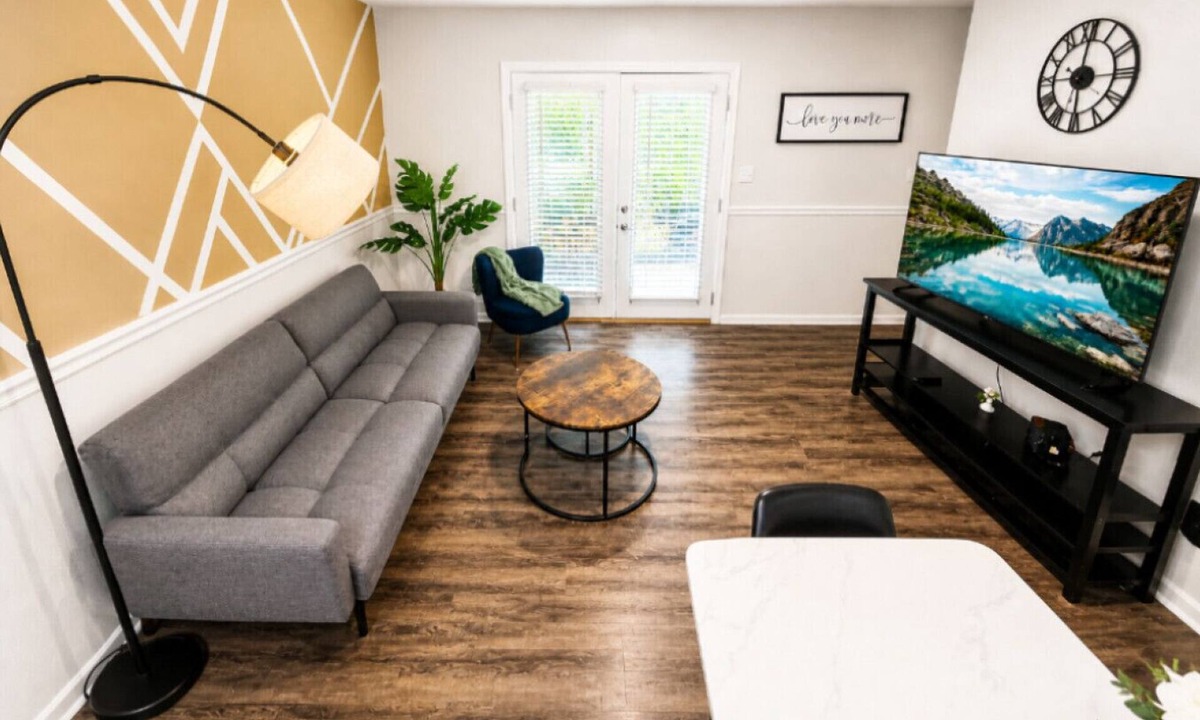 Shannon Apartment | The Sage Retreat | Hoover Designer Stay