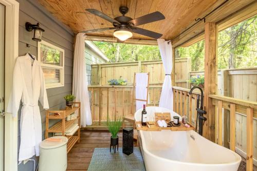 Madison Apartment | The Small Modern Villa Outdoor Tub-Unit B