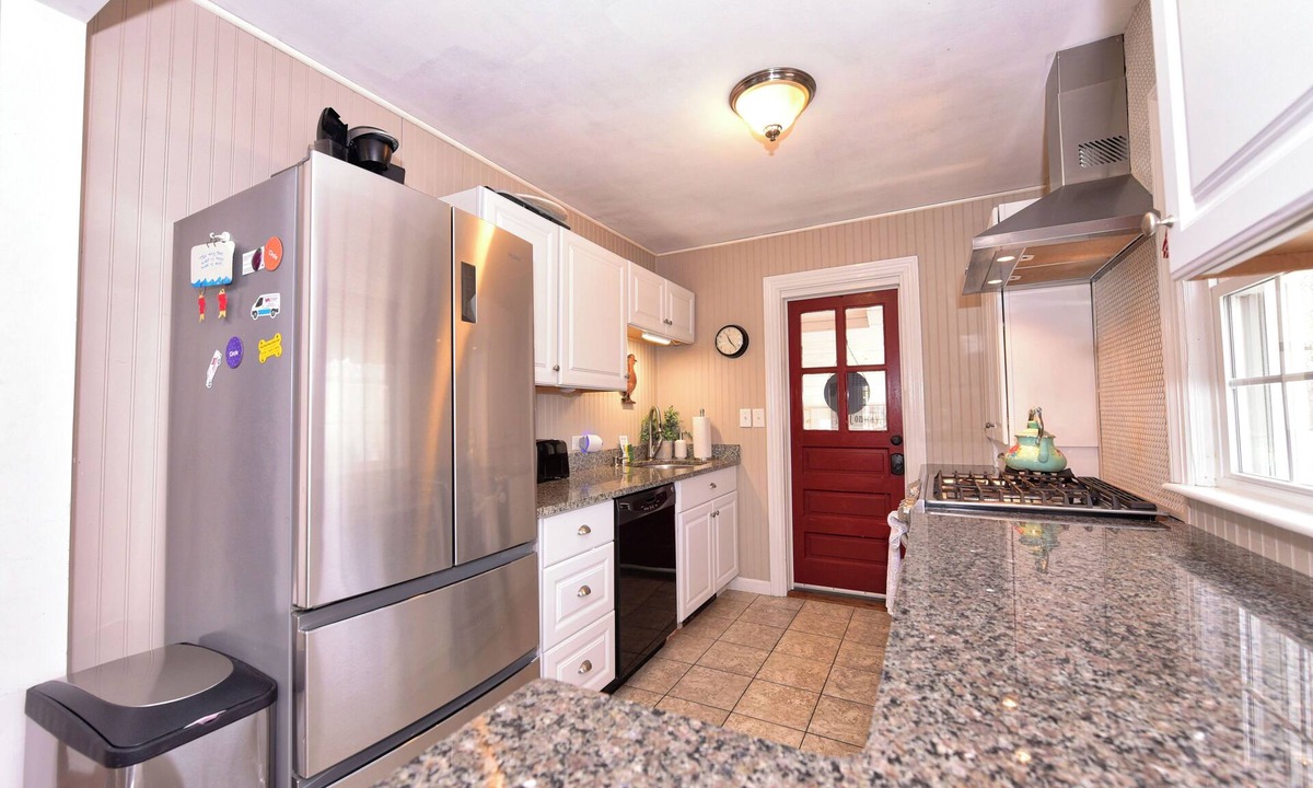 North Conway House | "The Villager" in Downtown N. Conway w/Firepit & Outdoor Pizza Oven & Yard