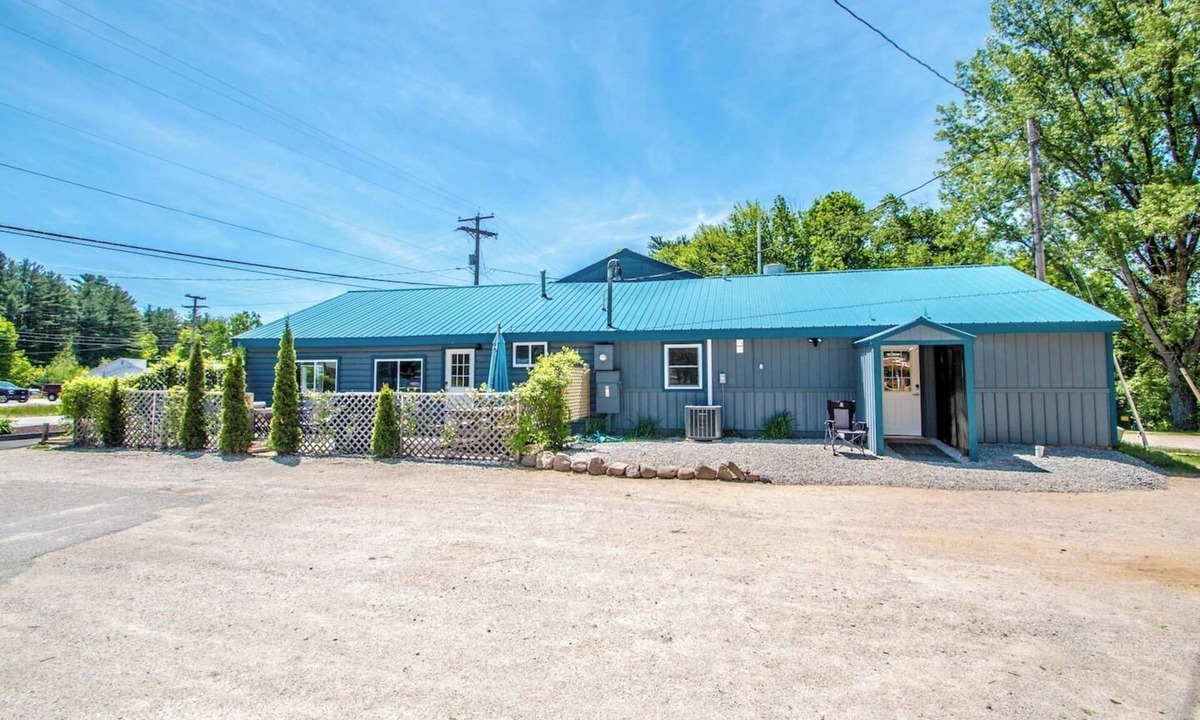 North Conway House | The Winsor Lodge | Saco River Group Retreat with Bar, Arcade, Hot Tub & Sauna