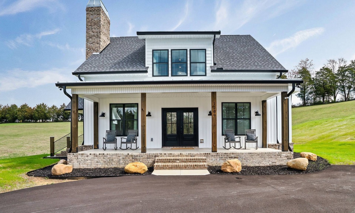 Sevierville House | Three king bedrooms with pool table and hot tub!