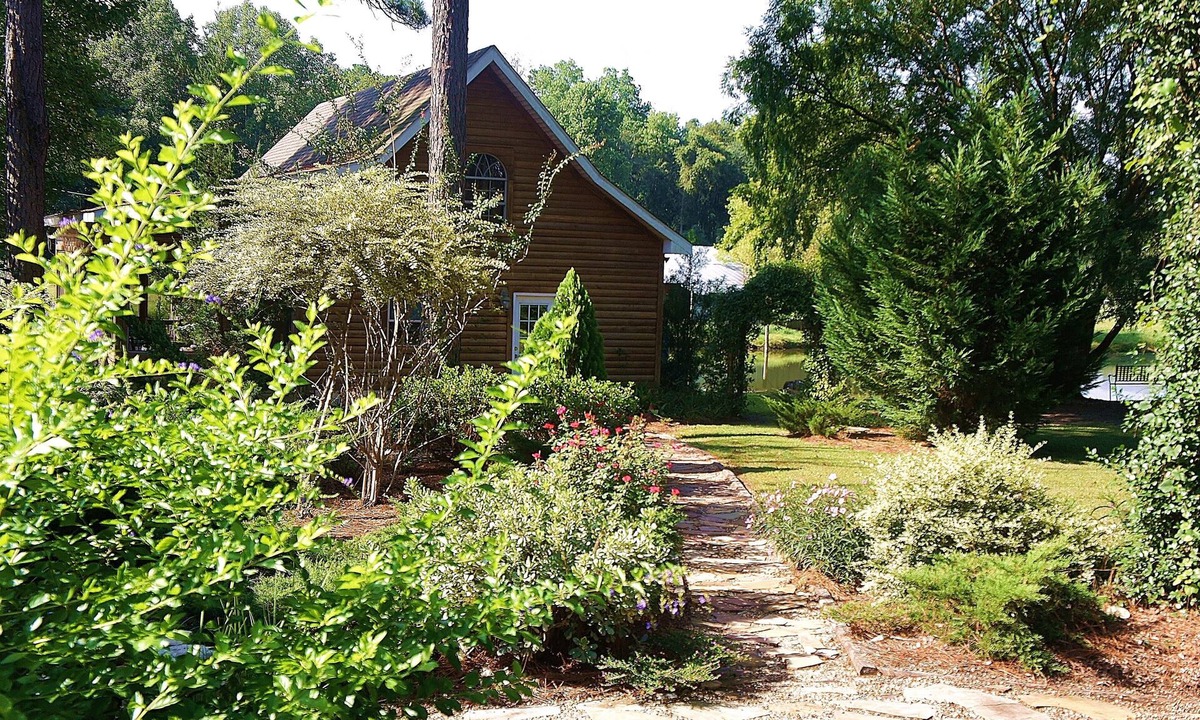 Tifton Cabin | Tifton, GA - Shalom Guest House - Cabin in Peaceful Setting