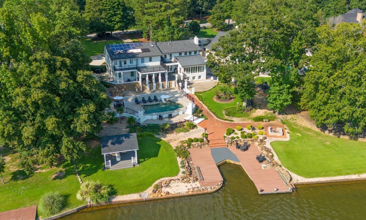 Jonesboro House | Tranquil Waters Lake Front retreat