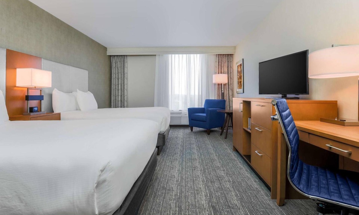 East Point Hotel | Travelers’ Oasis | Seasonal Pool | 2 Units Near Atlanta City Center - 7mi