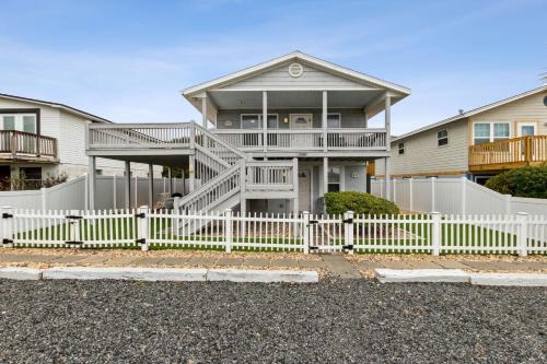Fernandina Beach House | Updated 3-bedroom, 2 bath well stocked coastal cottage across from the beach
