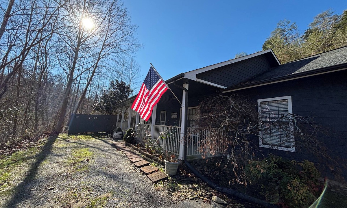 Sevierville House | Updated - 3-bedroom house in delightful Sevierville, hot tub, dog friendly