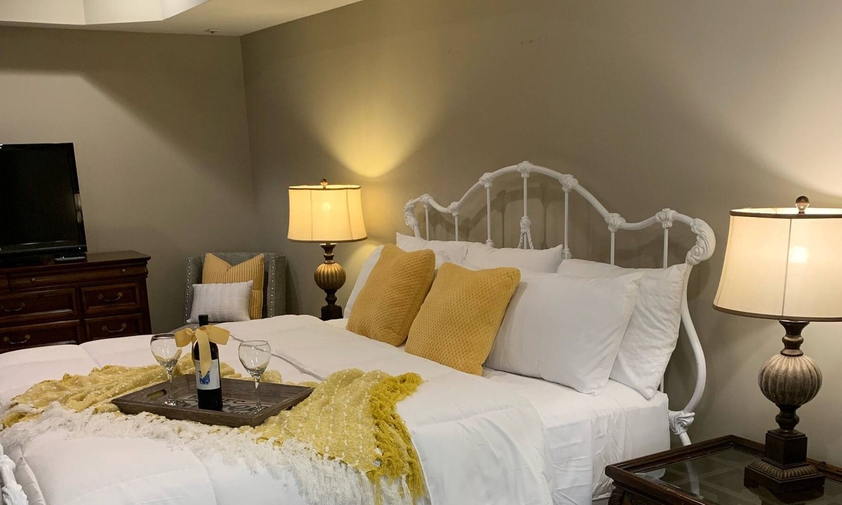 Tyrone House | 🌼 Updated Clean, Cozy, Comfy, King bed, close to Airport and Pinewood Studios!