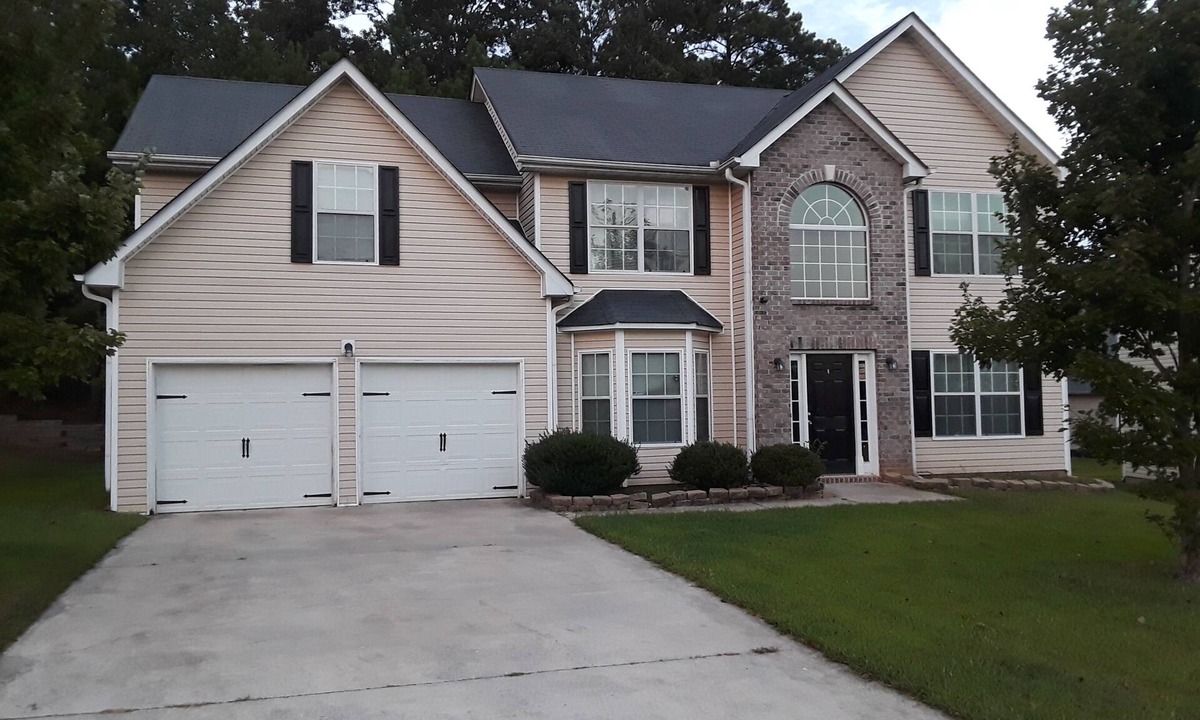 Conley House | Upscale Modern Home in Very Discreet Neighborhood Near Downtown