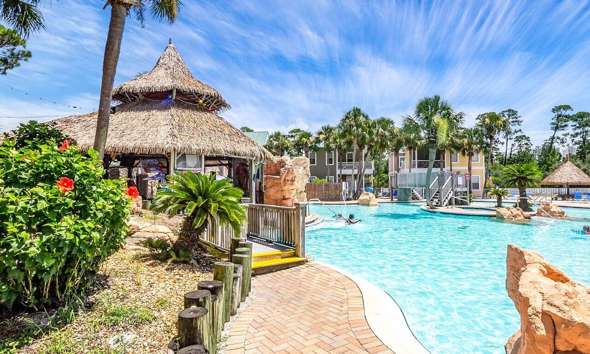 Ono Island Condo | Vacation Oasis-Resort Condo with Lush Pool & Tiki Bar for Ultimate Relaxation