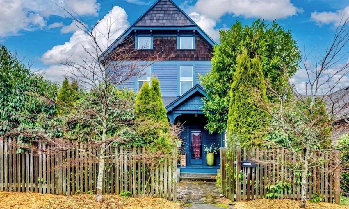 York House | Victorian on Garden: Best Location in Town